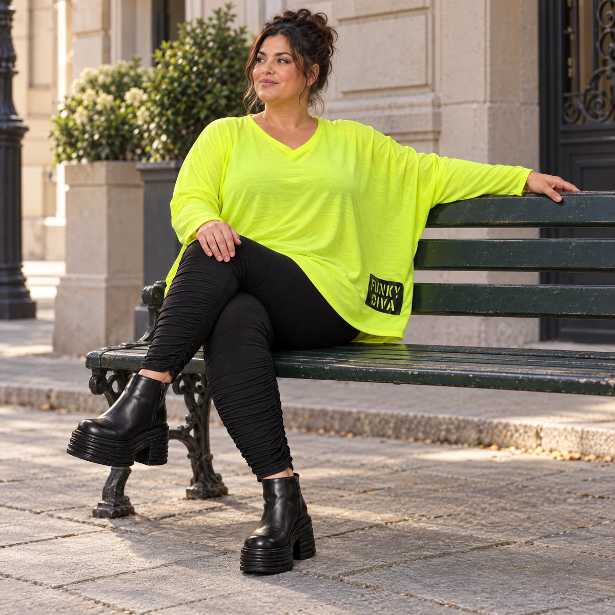 Lässiges Langarmshirt in leuchtendem Neongelb mit V-Ausschnitt aus weichem Stretchjersey