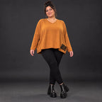 Langarmshirt in Braun mit V-Ausschnitt aus weichem Stretchjersey in kastiger Passform