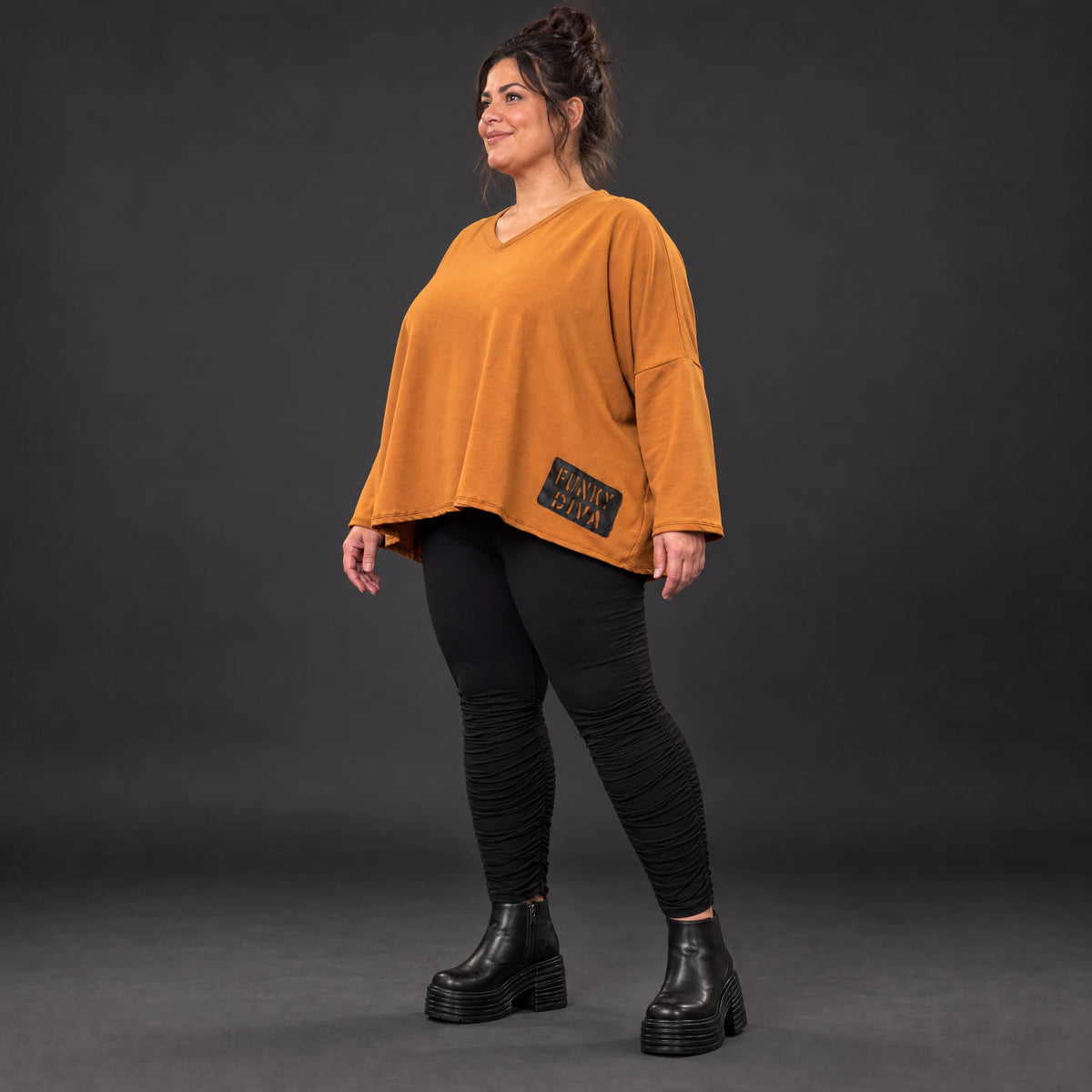 Langarmshirt in Braun mit V-Ausschnitt aus weichem Stretchjersey in kastiger Passform