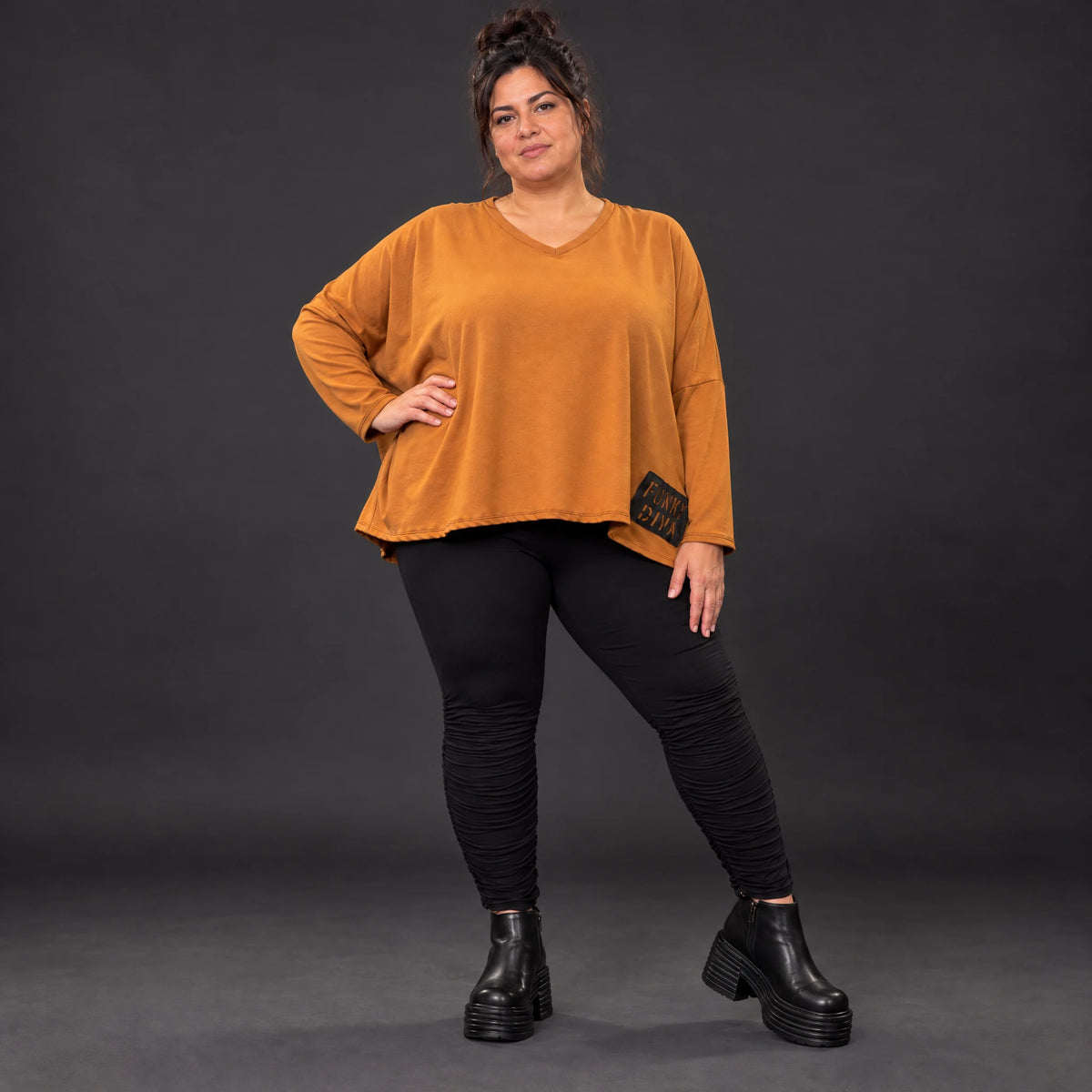 Langarmshirt in Braun mit V-Ausschnitt aus weichem Stretchjersey in kastiger Passform