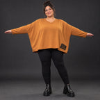 Langarmshirt in Braun mit V-Ausschnitt aus weichem Stretchjersey in kastiger Passform