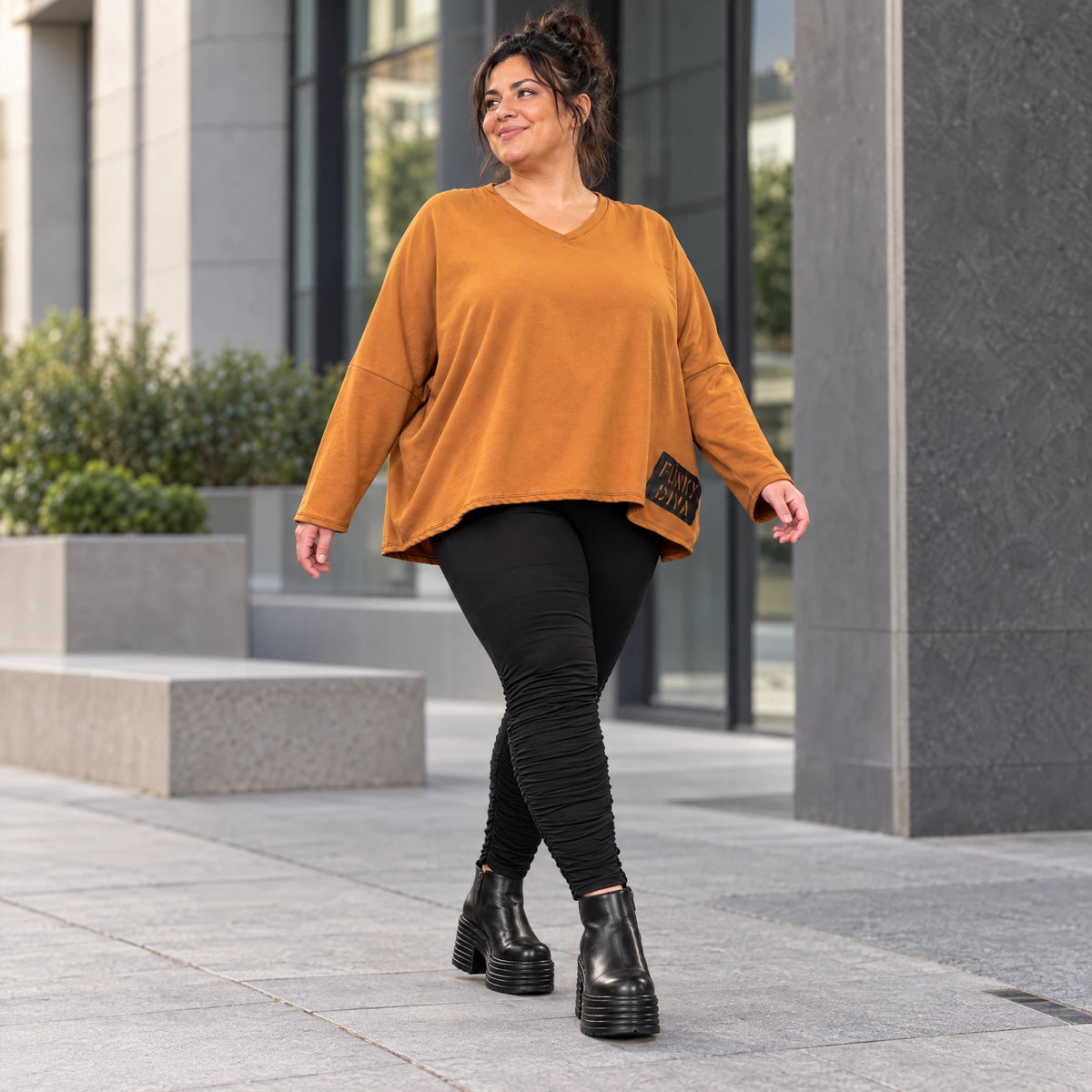 Langarmshirt in Braun mit V-Ausschnitt aus weichem Stretchjersey in kastiger Passform