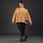 Langarmshirt in Camel aus weichem Stretchjersey mit V-Ausschnitt und kastiger Silhouette