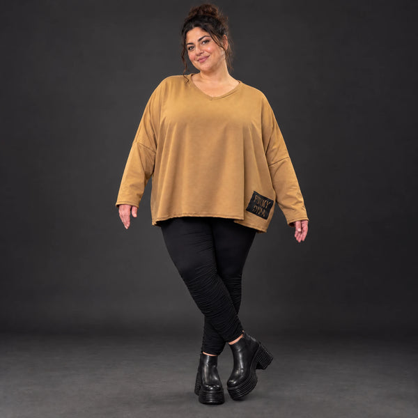 Langarmshirt in Camel aus weichem Stretchjersey mit V-Ausschnitt und kastiger Silhouette