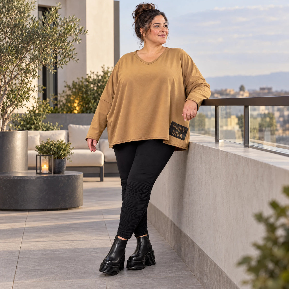 Langarmshirt in Camel aus weichem Stretchjersey mit V-Ausschnitt und kastiger Silhouette