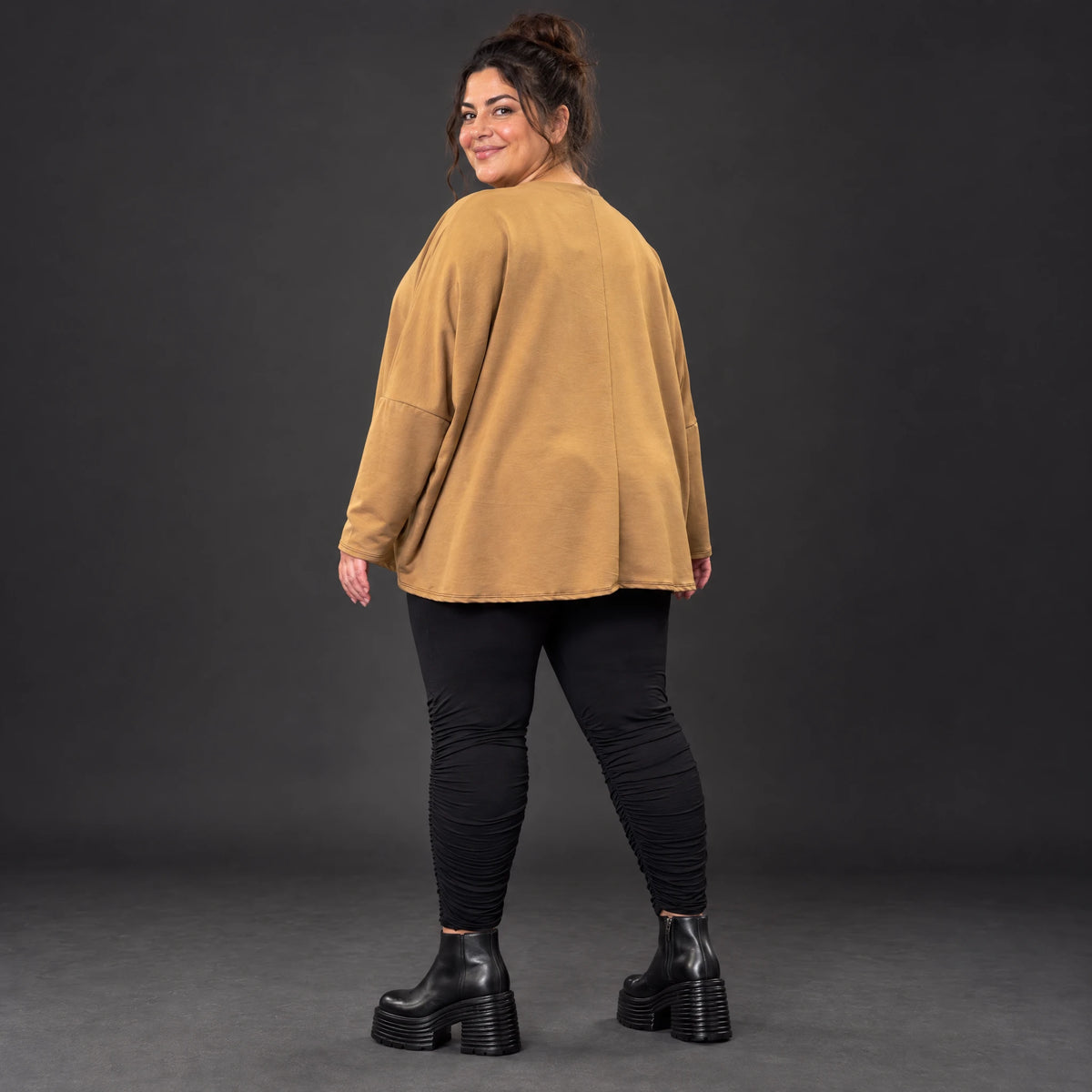 Langarmshirt in Camel aus weichem Stretchjersey mit V-Ausschnitt und kastiger Silhouette