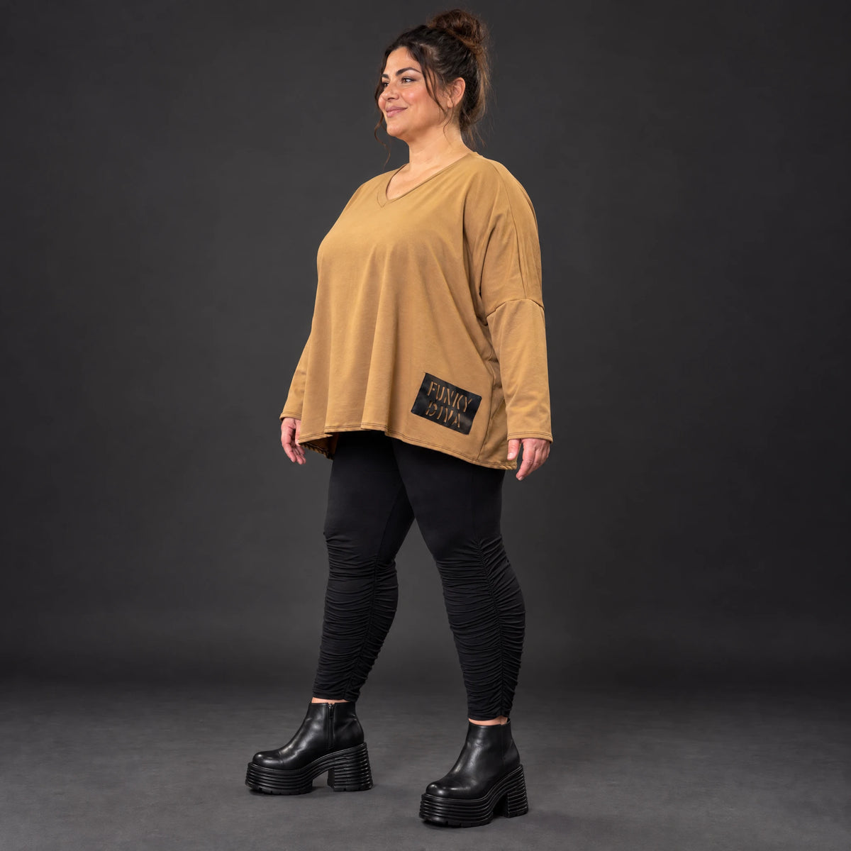 Langarmshirt in Camel aus weichem Stretchjersey mit V-Ausschnitt und kastiger Silhouette