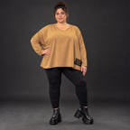 Langarmshirt in Camel aus weichem Stretchjersey mit V-Ausschnitt und kastiger Silhouette