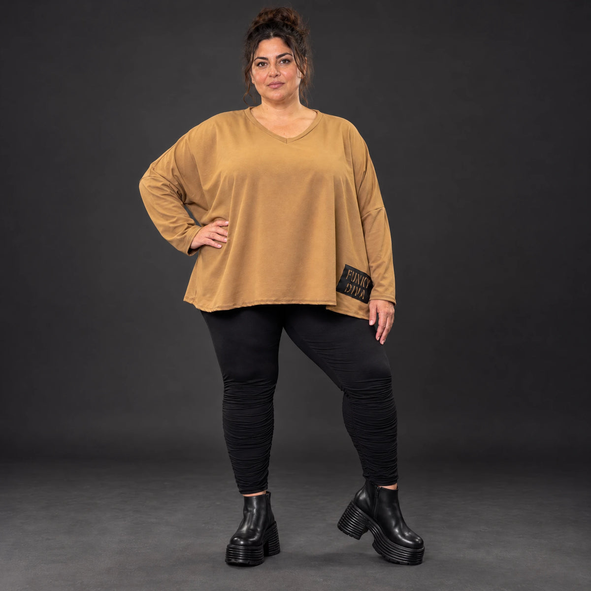 Langarmshirt in Camel aus weichem Stretchjersey mit V-Ausschnitt und kastiger Silhouette
