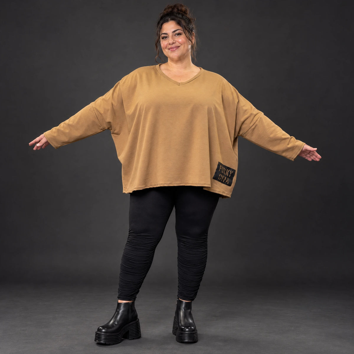 Langarmshirt in Camel aus weichem Stretchjersey mit V-Ausschnitt und kastiger Silhouette