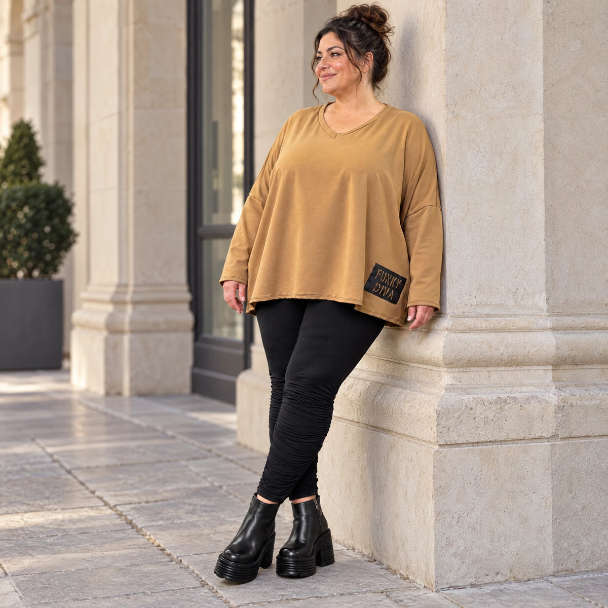 Langarmshirt in Camel aus weichem Stretchjersey mit V-Ausschnitt und kastiger Silhouette