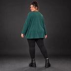 Dunkelgrünes Langarmshirt mit V-Ausschnitt aus feinem Stretchjersey und kastiger Passform