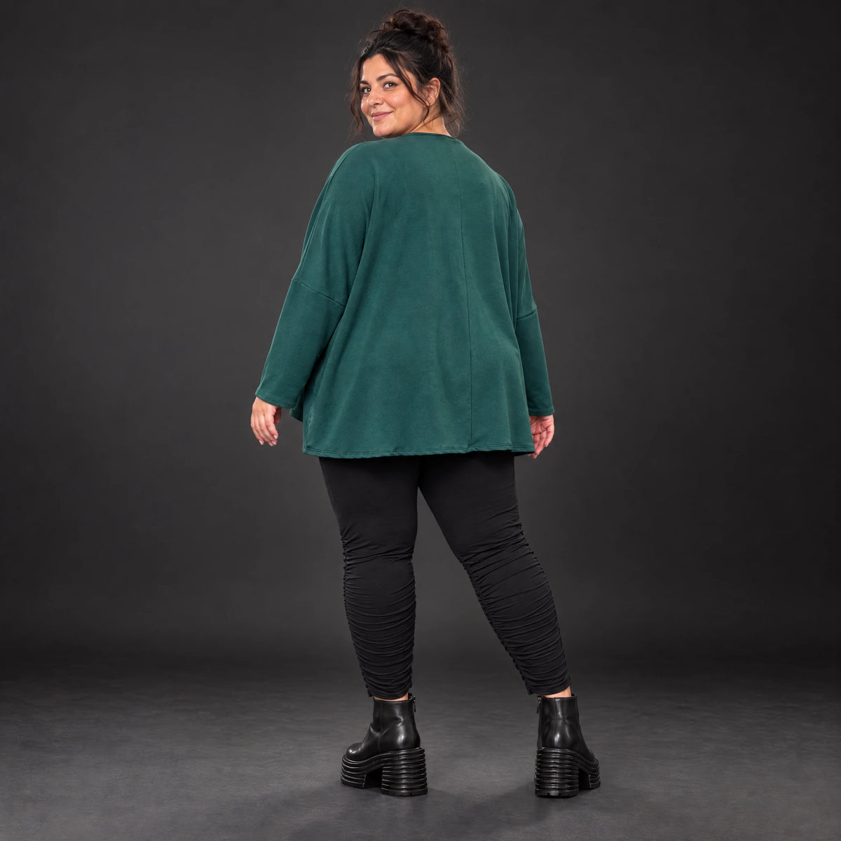 Dunkelgrünes Langarmshirt mit V-Ausschnitt aus feinem Stretchjersey und kastiger Passform