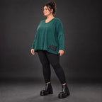 Dunkelgrünes Langarmshirt mit V-Ausschnitt aus feinem Stretchjersey und kastiger Passform