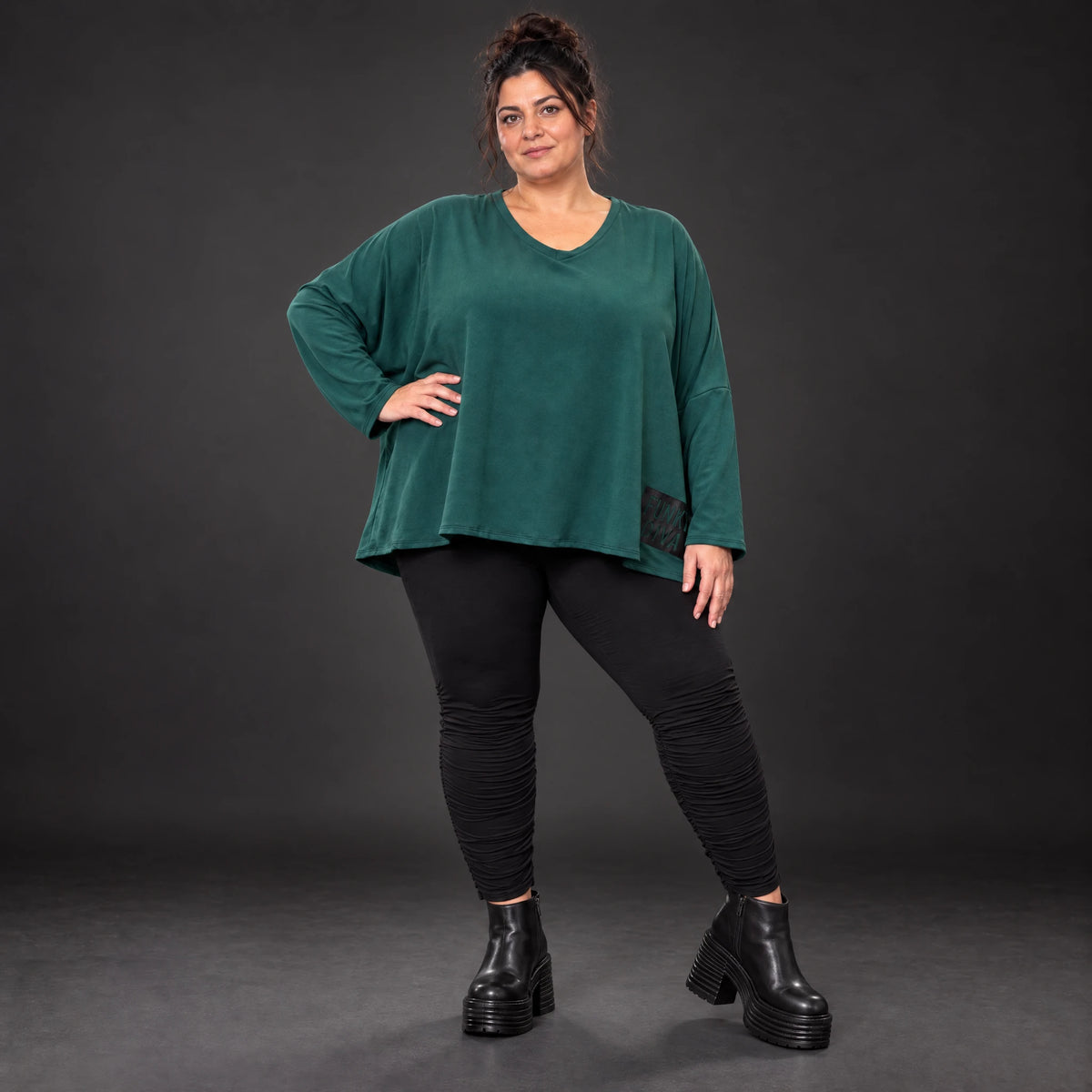 Dunkelgrünes Langarmshirt mit V-Ausschnitt aus feinem Stretchjersey und kastiger Passform