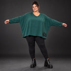 Dunkelgrünes Langarmshirt mit V-Ausschnitt aus feinem Stretchjersey und kastiger Passform