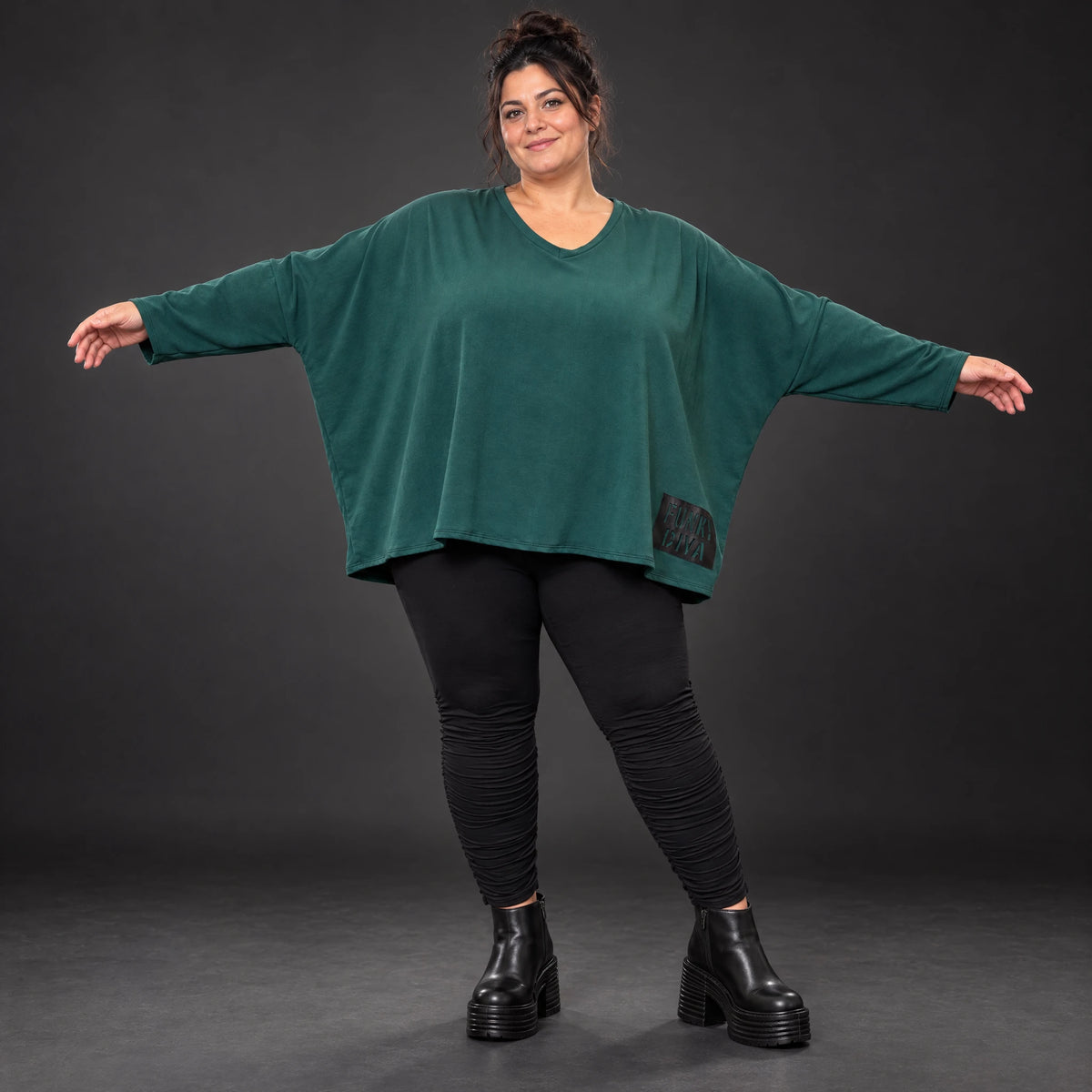Dunkelgrünes Langarmshirt mit V-Ausschnitt aus feinem Stretchjersey und kastiger Passform