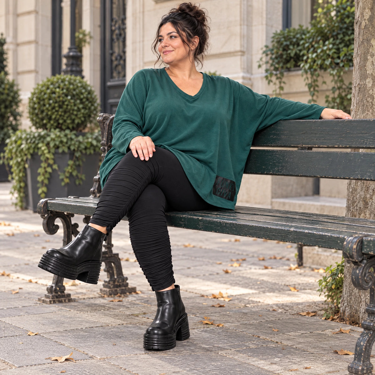Dunkelgrünes Langarmshirt mit V-Ausschnitt aus feinem Stretchjersey und kastiger Passform