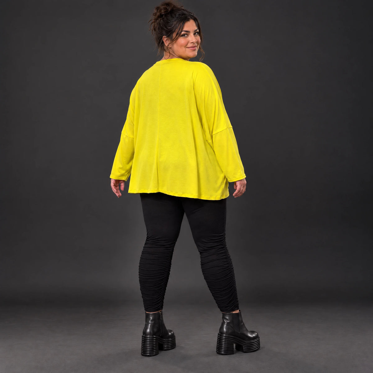 Langarmshirt in Gelb aus weichem Stretchjersey mit V-Ausschnitt und kastiger Passform