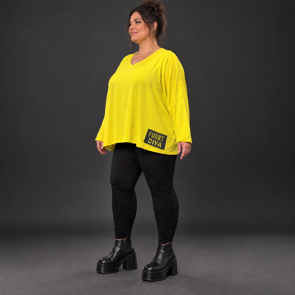 Langarmshirt in Gelb aus weichem Stretchjersey mit V-Ausschnitt und kastiger Passform