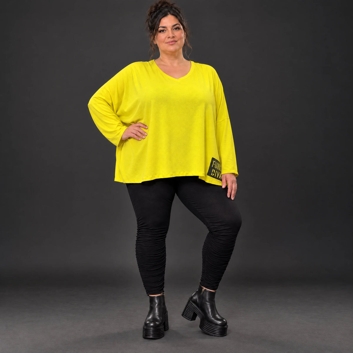 Langarmshirt in Gelb aus weichem Stretchjersey mit V-Ausschnitt und kastiger Passform