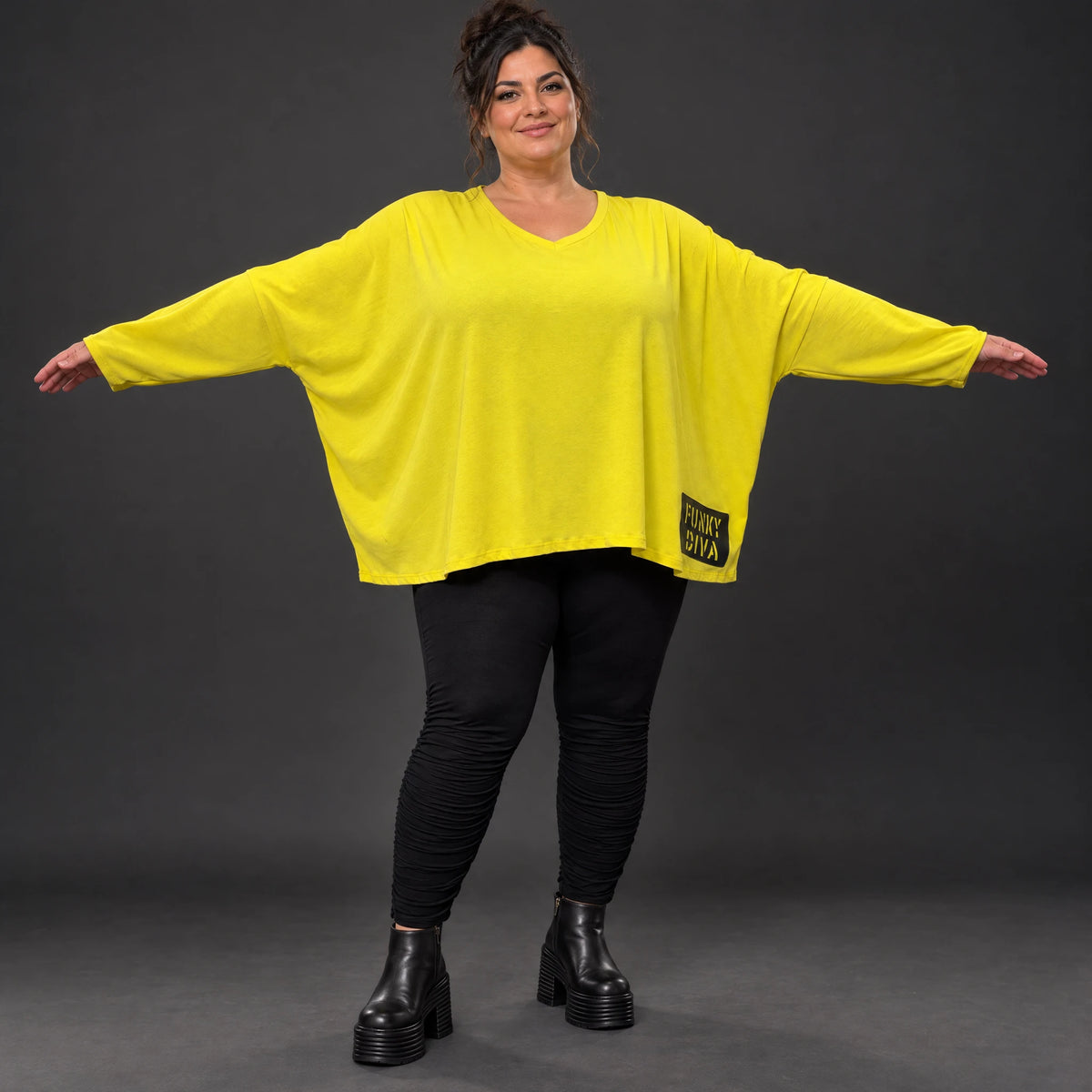 Langarmshirt in Gelb aus weichem Stretchjersey mit V-Ausschnitt und kastiger Passform