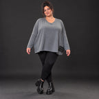 Graues Langarmshirt aus weichem Stretchjersey mit V-Ausschnitt und kastiger Passform