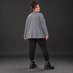 Graues Langarmshirt aus weichem Stretchjersey mit V-Ausschnitt und kastiger Passform