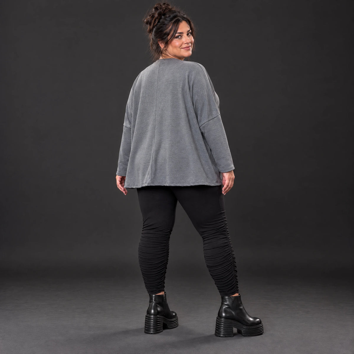 Graues Langarmshirt aus weichem Stretchjersey mit V-Ausschnitt und kastiger Passform