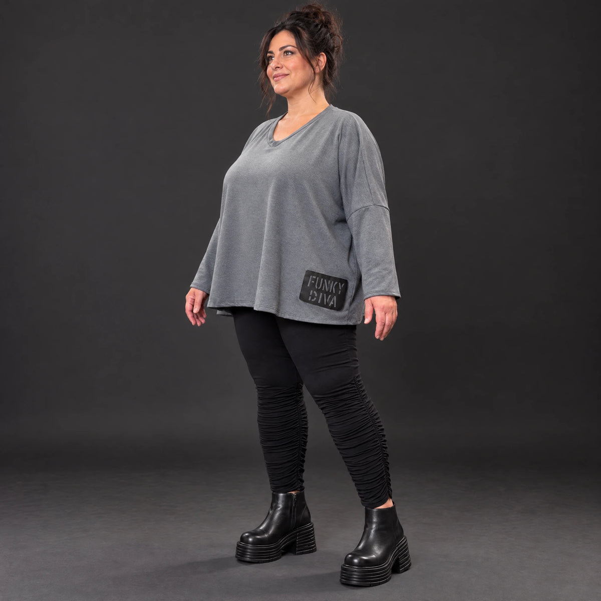 Graues Langarmshirt aus weichem Stretchjersey mit V-Ausschnitt und kastiger Passform