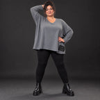 Graues Langarmshirt aus weichem Stretchjersey mit V-Ausschnitt und kastiger Passform