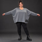 Graues Langarmshirt aus weichem Stretchjersey mit V-Ausschnitt und kastiger Passform