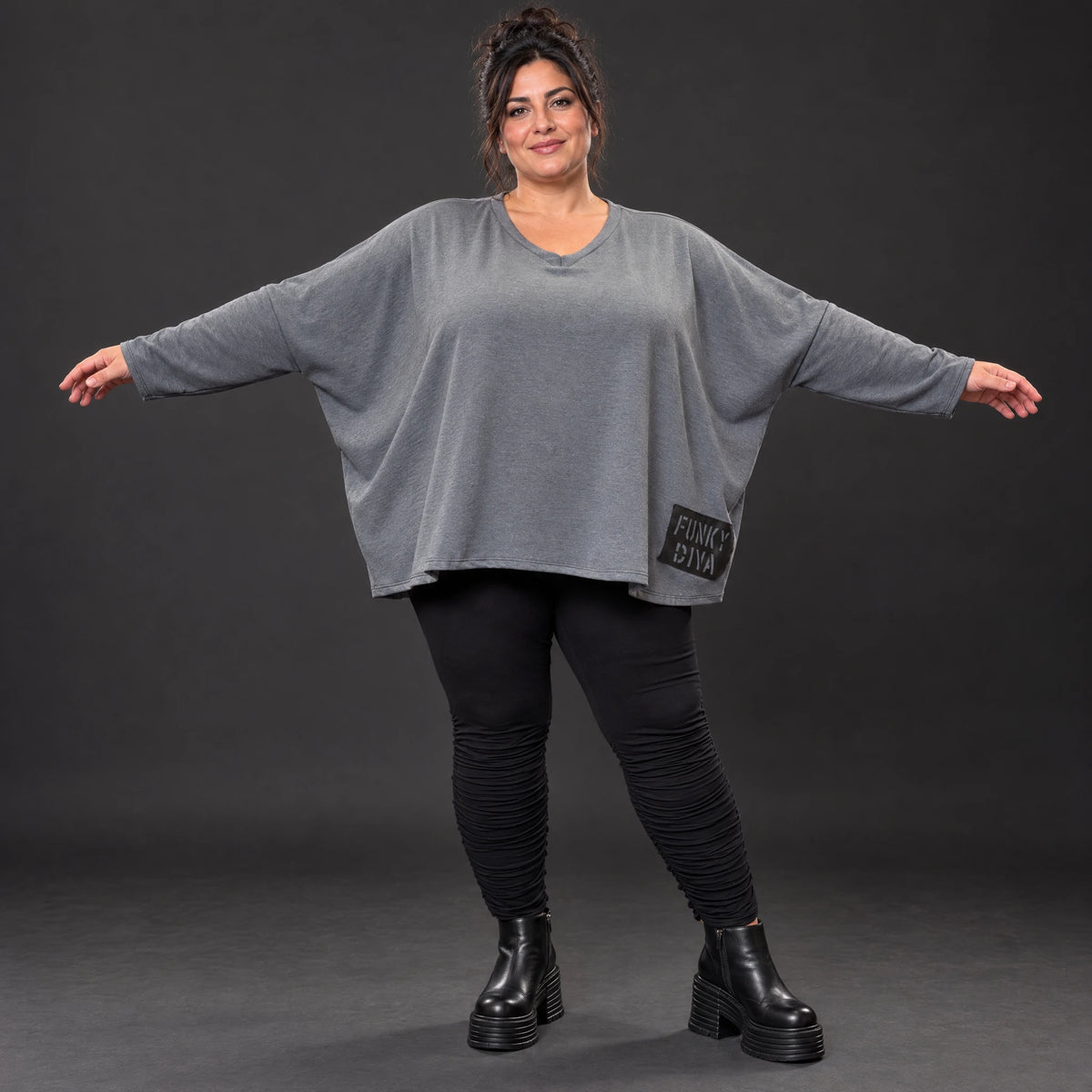 Graues Langarmshirt aus weichem Stretchjersey mit V-Ausschnitt und kastiger Passform