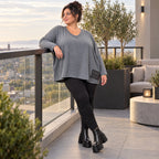 Graues Langarmshirt aus weichem Stretchjersey mit V-Ausschnitt und kastiger Passform