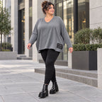 Graues Langarmshirt aus weichem Stretchjersey mit V-Ausschnitt und kastiger Passform