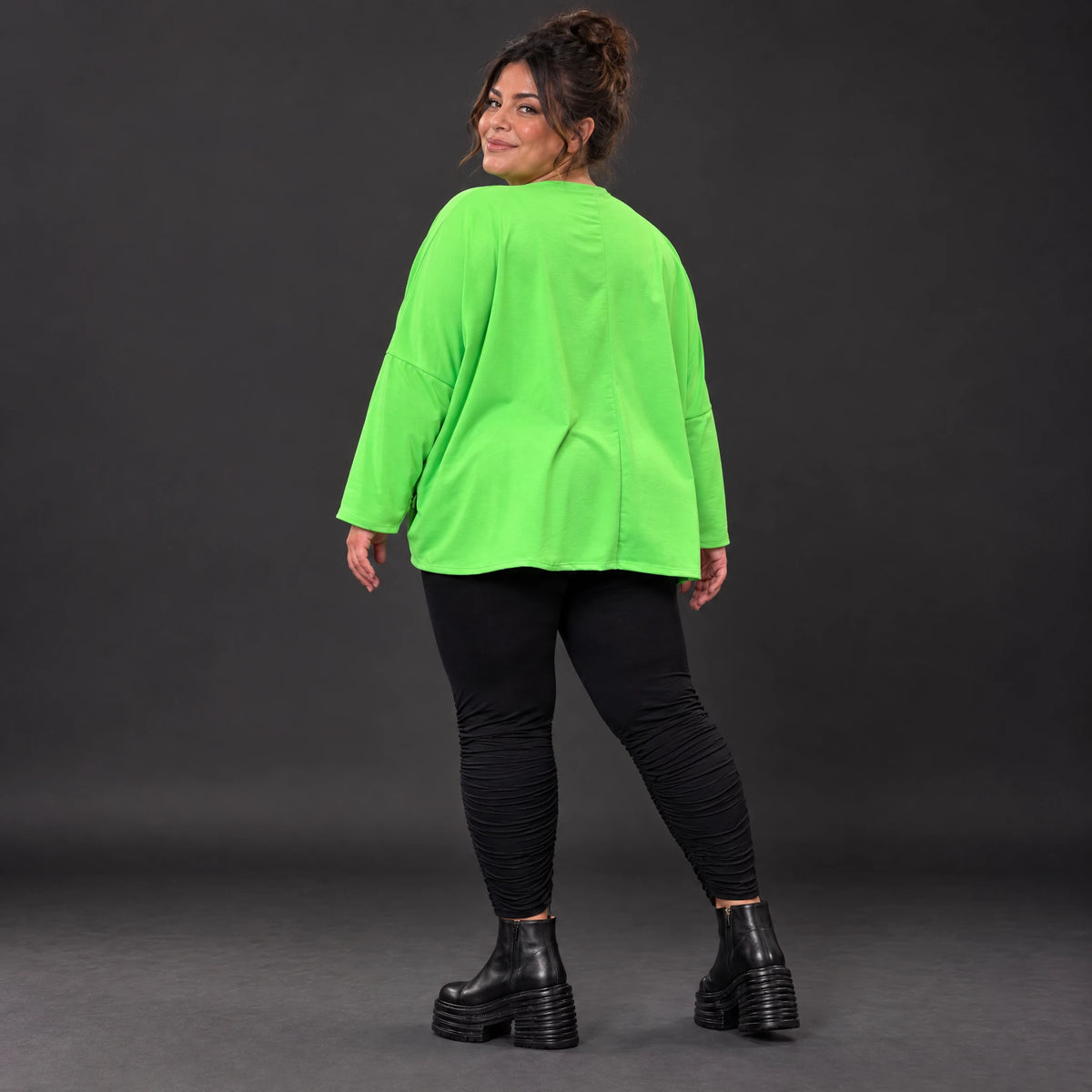 Langarmshirt in sattem Grün aus weichem Stretchjersey mit V-Ausschnitt im kastigen Schnitt