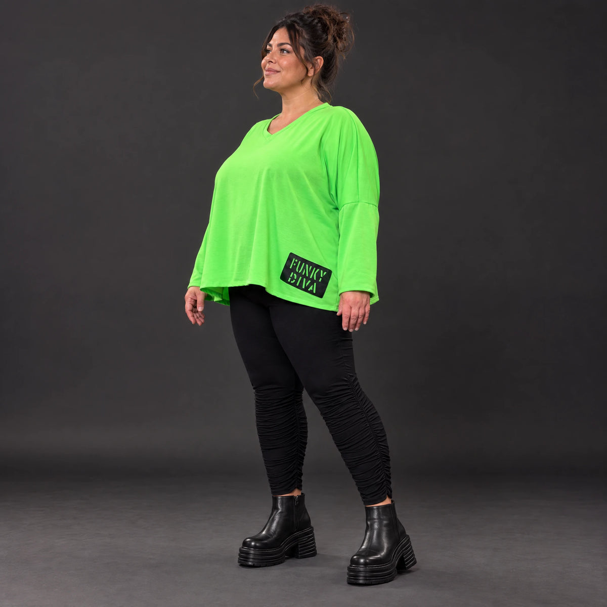 Langarmshirt in sattem Grün aus weichem Stretchjersey mit V-Ausschnitt im kastigen Schnitt
