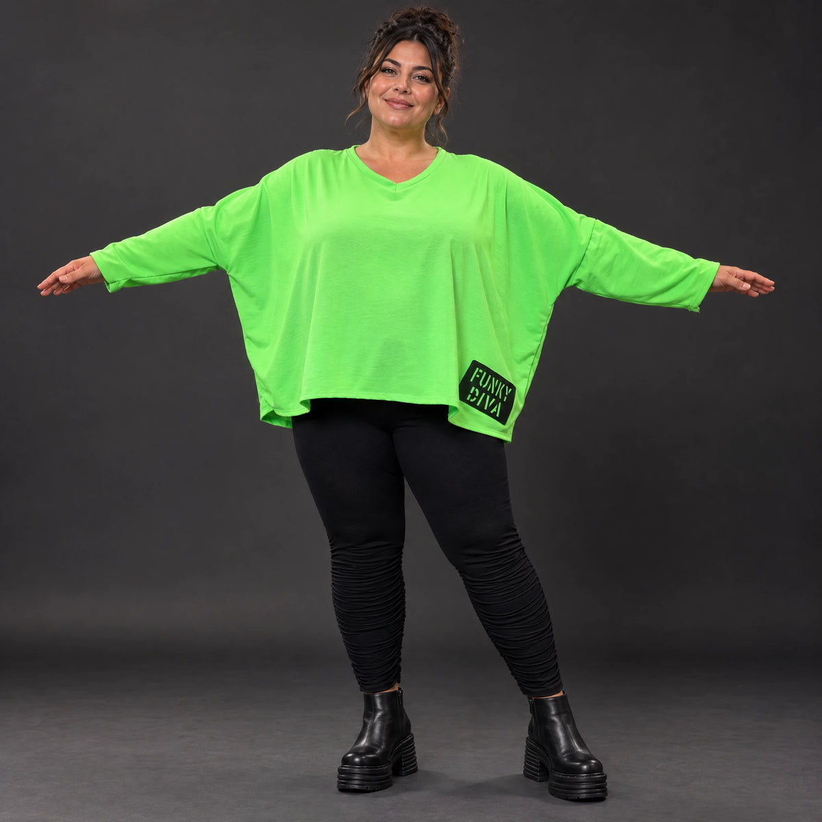 Langarmshirt in sattem Grün aus weichem Stretchjersey mit V-Ausschnitt im kastigen Schnitt