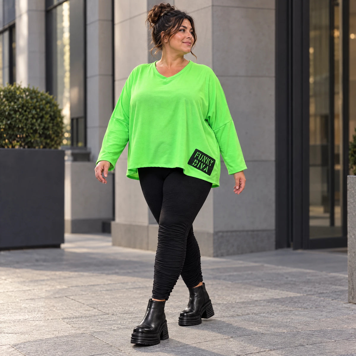 Langarmshirt in sattem Grün aus weichem Stretchjersey mit V-Ausschnitt im kastigen Schnitt