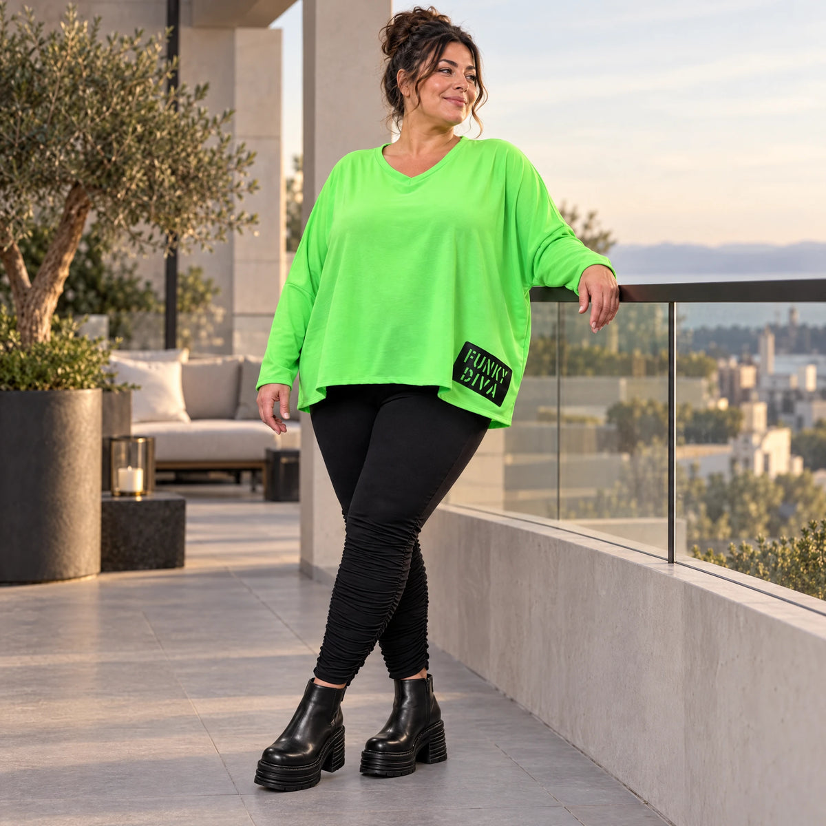 Langarmshirt in sattem Grün aus weichem Stretchjersey mit V-Ausschnitt im kastigen Schnitt