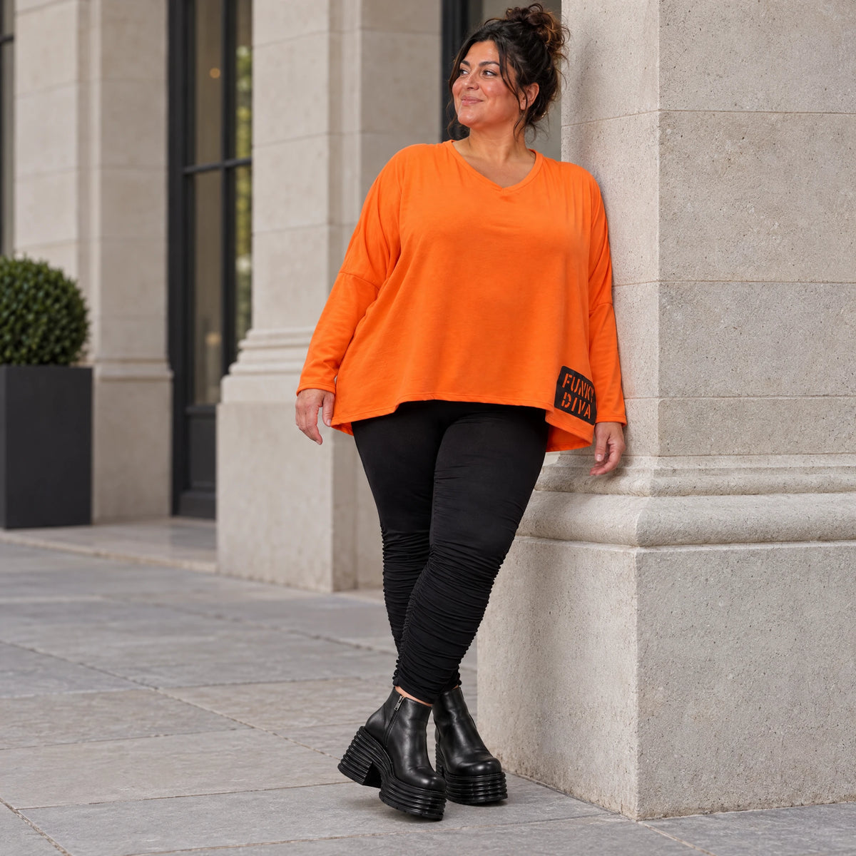 Langarmshirt in kräftigem Orange mit lässig kastigem Schnitt aus weichem Baumwolljersey