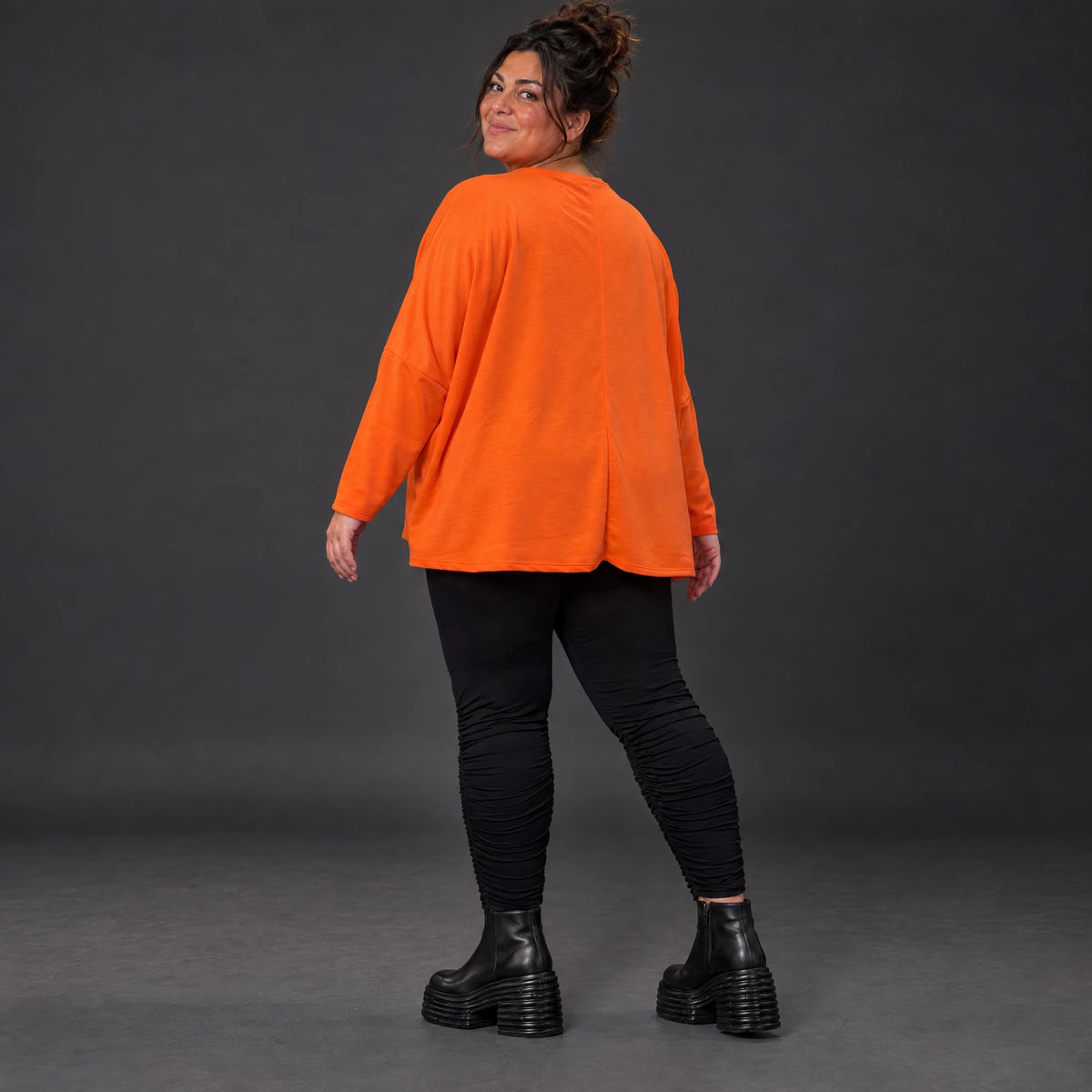Langarmshirt in kräftigem Orange mit lässig kastigem Schnitt aus weichem Baumwolljersey