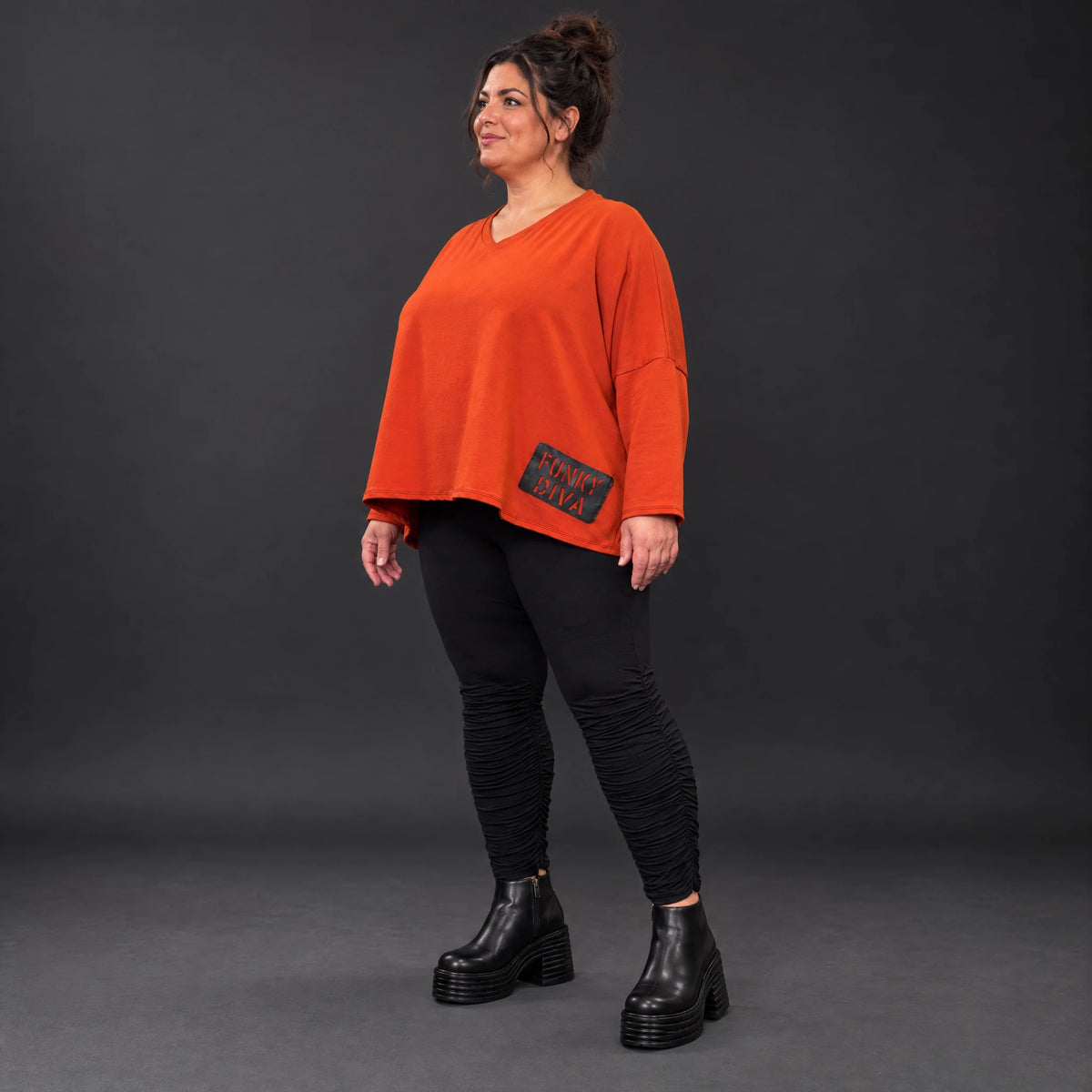 Langarmshirt in Orange aus weichem Stretchjersey mit V-Ausschnitt und kastiger Passform