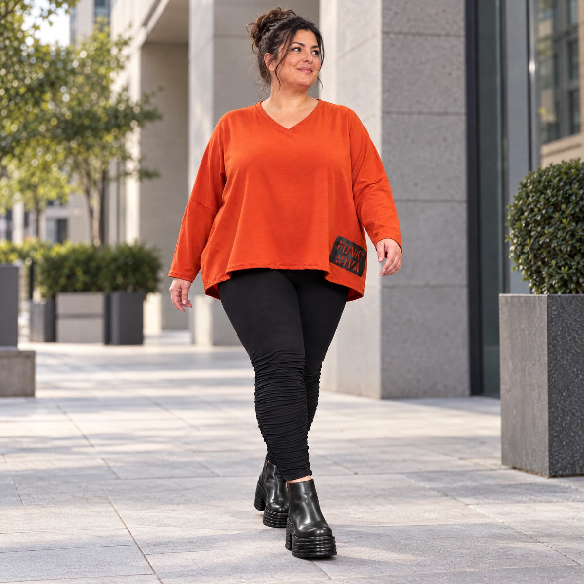 Langarmshirt in Orange aus weichem Stretchjersey mit V-Ausschnitt und kastiger Passform