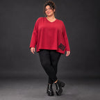 Rotes Langarmshirt aus weichem Stretchjersey mit V-Ausschnitt und kastiger Passform