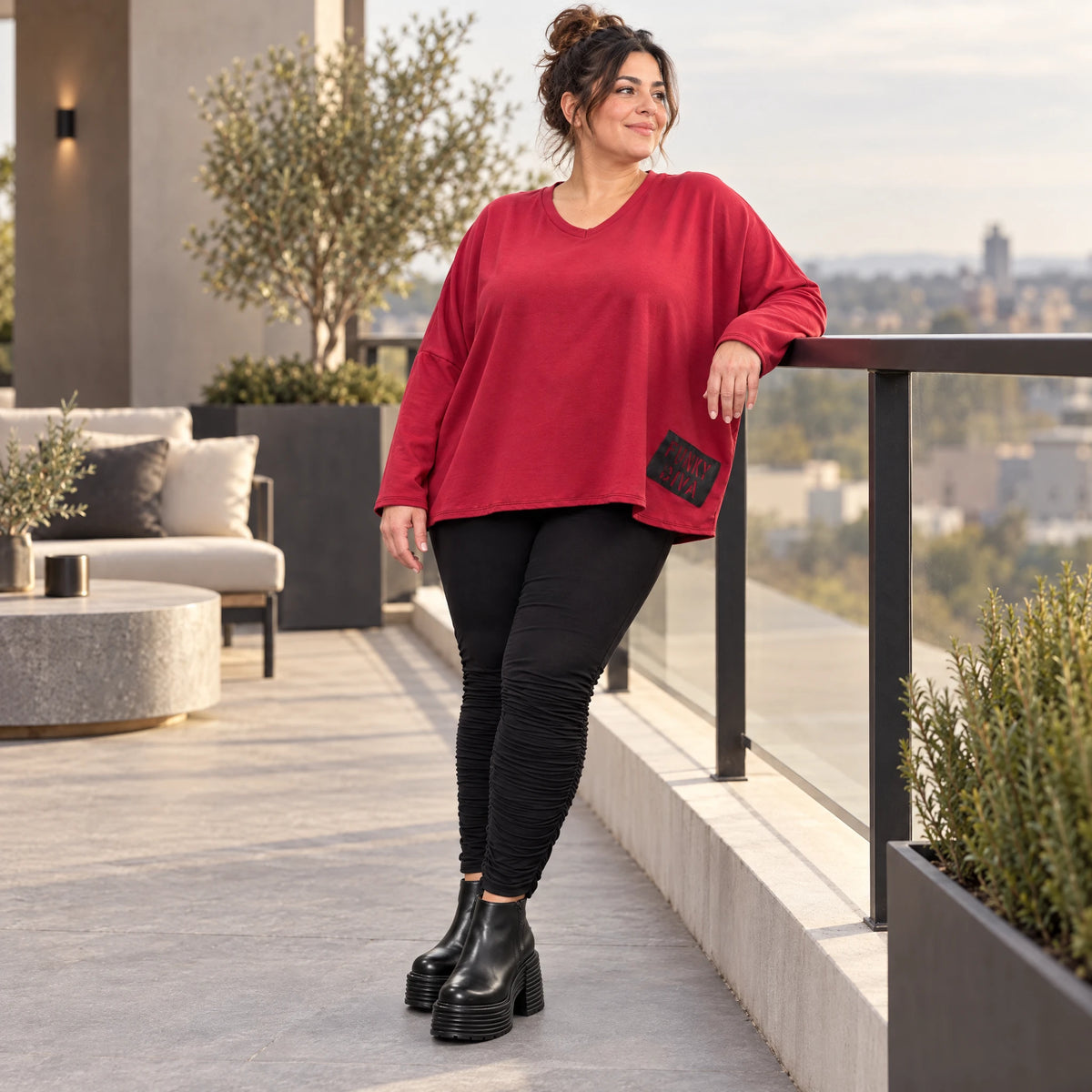 Rotes Langarmshirt aus weichem Stretchjersey mit V-Ausschnitt und kastiger Passform