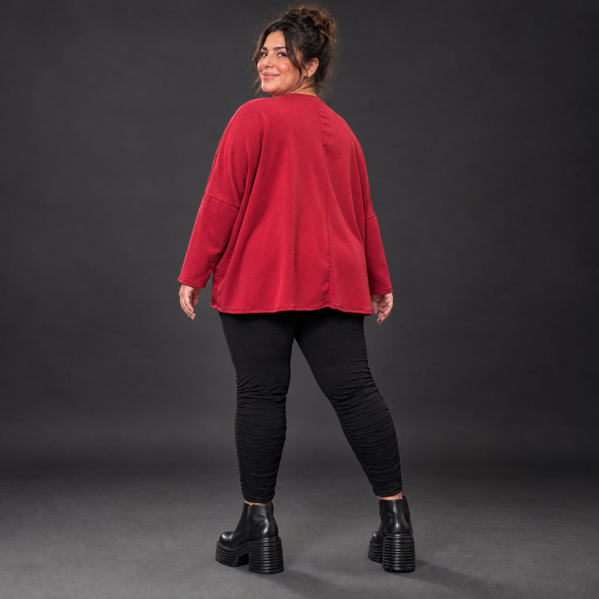 Rotes Langarmshirt aus weichem Stretchjersey mit V-Ausschnitt und kastiger Passform