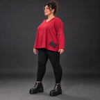 Rotes Langarmshirt aus weichem Stretchjersey mit V-Ausschnitt und kastiger Passform