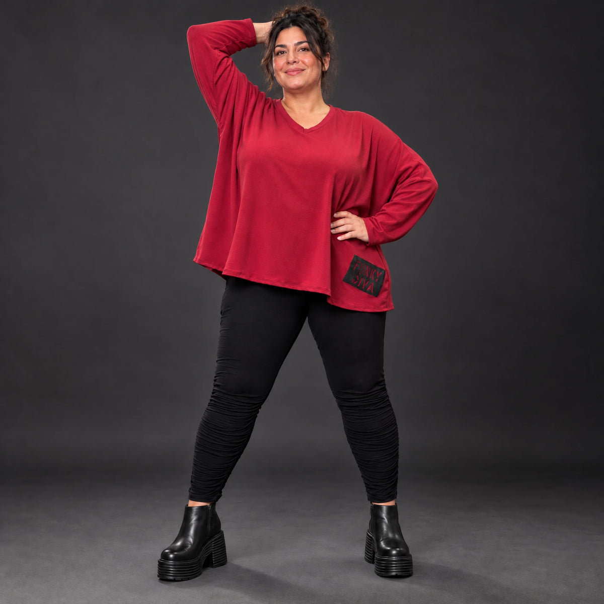 Rotes Langarmshirt aus weichem Stretchjersey mit V-Ausschnitt und kastiger Passform