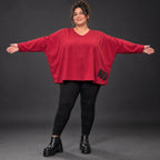 Rotes Langarmshirt aus weichem Stretchjersey mit V-Ausschnitt und kastiger Passform